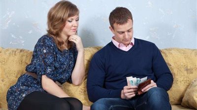 دراسة: النساء أكثر حرصًا على الأموال من الرجال