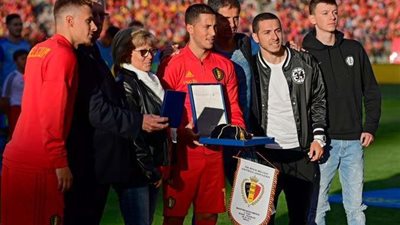 تكريم هازارد بعد وصوله للمباراة المئوية مع بلجيكا