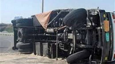 انقلاب سيارة نقل بطريق الفيوم الصحراوي وإصابة سائقها