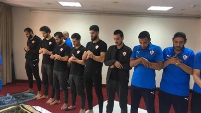 بعثة الزمالك تؤدي صلاة الجمعة بفندق الإقامة في نيروبي