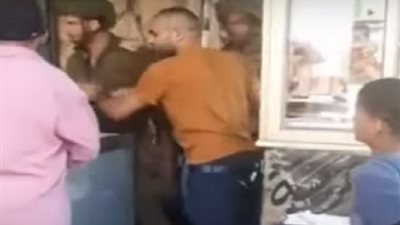 جنود الاحتلال يعتدون على طفل فلسطيني بطريقة وحشية.. (فيديو)