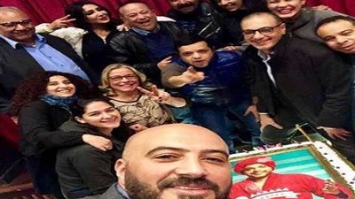مجدي الهواري يحتفل بعيد ميلاد محمد هنيدي على المسرح