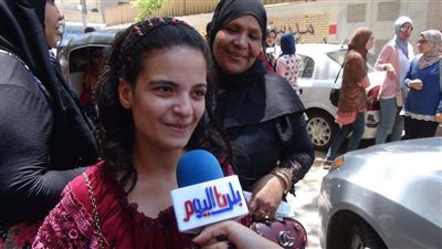 بالصور.. ارتياح بين طلاب الثانوية بعد امتحان الاقتصاد والإحصاء