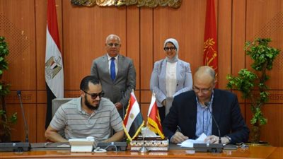 محافظ بورسعيد يشهد توقيع عقود الدفعة الأولي من العاملين بالتأمين الصحي
