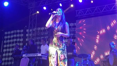 بالصور.. دوللي شاهين تخطف الأنظار بحفل 