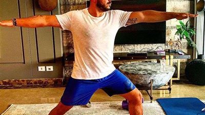 شاهد.. العسيلي يمارس اليوجا في منزله