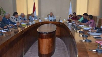 محافظ الوادي الجديد يناقش آليات تنفيذ منظومة الزي الموحد للطلبة والمعلمين