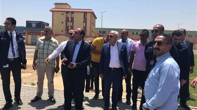 محافظ بورسعيد يتفقد مشروع الـ 54 مصنع للشباب بالمنطقة الصناعية