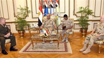 وزير الدفاع ورئيس الأركان يلتقيان قائد القيادة المركزية الأمريكية