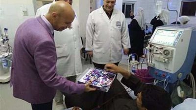 وكيل وزارة الصحة يوزع الحلوى ابتهاجًا بوضع مولود لمريضة غسيل كلوي بالشرقية