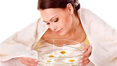 بدون الذهاب للكوافير.. تعرفي على كيفية عمل حمام البخار في المنزل