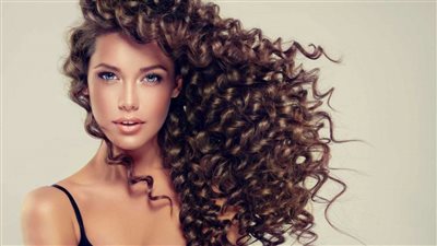 بدون استخدام المكواة.. طريقة عمل الشعر الكيرلي في المنزل