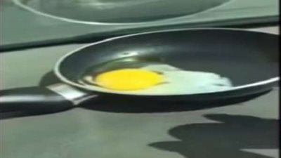 نتيجة ارتفاع درجة الحرارة.. كويتي يطهو البيض تحت أشعة الشمس