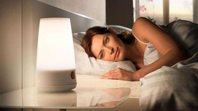 دراسة: النوم في الضوء الصناعي يؤدي إلى زيادة الوزن