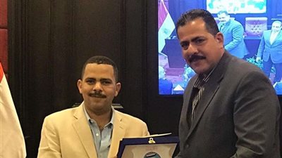 رئيس حزب مستقبل وطن يكرم أمين العمال ببورسعيد