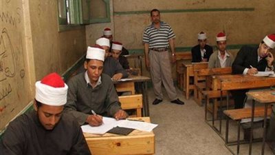 طلاب الثانوية الأزهرية القسم العلمي يؤدون امتحان مادة الاستاتيكا