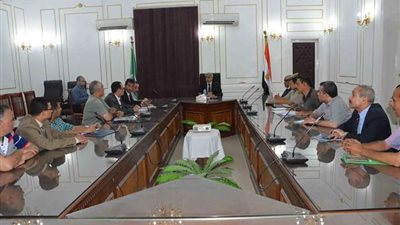 محافظ المنيا يوجه بربط صرف الحوافز بالإنتاجية بمشروع النقل الجماعي