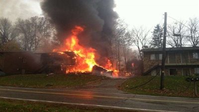 مقتل وإصابة 4 في اصطدام طائرة بمنزل في كاليفورنيا