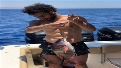 شاهد.. محمد صلاح يصطاد سمكة أخرى في الغردقة