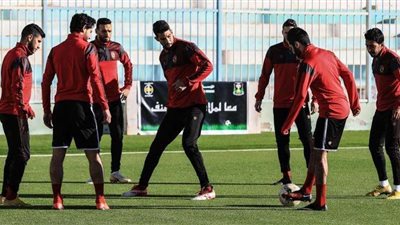 محاضرة فيديو للاعبي الأهلي استعدادًا لمباراة إنبي