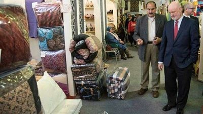 السفير الإسباني بالقاهرة يشتري العسل والصابون من معرض ديارنا