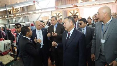 سعفان يطمئن على العاملين بشركة للملابس الجاهزة ببني سويف