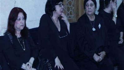 إسعاد يونس في عزاء سامية الهجرسي عضو اتحاد الجمباز