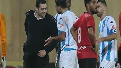 هاني حتحوت يكشف سر نزول الضابط للملعب