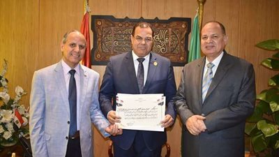 محافظ الفيوم يُكرم رئيس نادي الليونز لمشاركته في العمل التطوعي