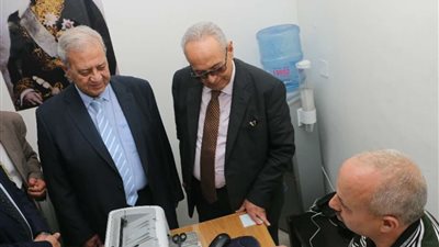 بالصور.. بهاء أبو شقة يتفقد مكتب خدمة المواطنين في حزب الوفد