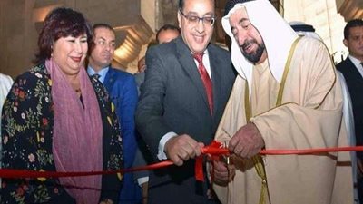 حاكم الشارقة يتفقد جناح وزارة الدفاع بمعرض الكتاب