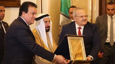 جامعة الدول العربية تهدي حاكم الشارقة ألبومات صور الأمناء