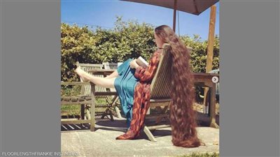 توقفت عن غسله 20 عامًا.. فنانة شعرها يصل إلى الأرض