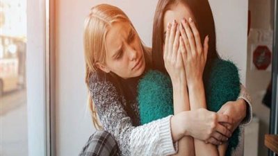 بكاء الآباء أمام أبنائهم  ليس سيئًا بل جيدًا لهم