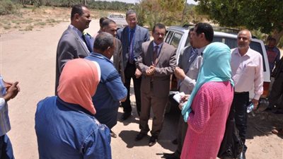 بالصور.. رئيس جامعة الوادي الجديد يتفقد قرى الشركة بالخارجة