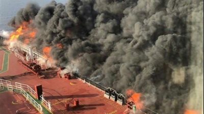 تصادم ناقلة نفط كويتية مع باخرة سنغافورية بميناء بنجلاديش