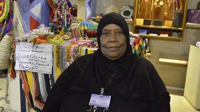 رعاية الأغنام والتطريز .. رحلة كفاح أسوانية مع أولادها الخمسة