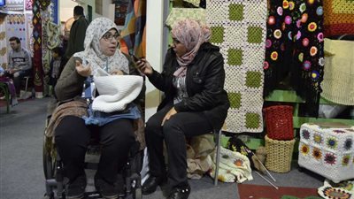 طوري نفسك بنفسك.. رسالة سيدة تحدت الإعاقة بحرفة التطريز