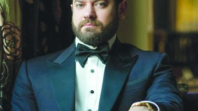 بطريقة كوميدية..عمرو يوسف يهنئ أحمد حلمي على ألبوم 