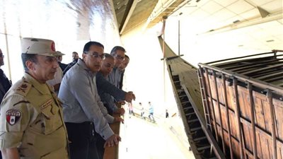 بالصور.. رئيس الوزراء يتفقد متحف مركب خوفو