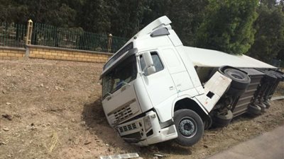 مصرع 2 وإصابة 6 آخرين إثر انقلاب سيارة من أعلى دائري المرج