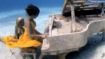 بالفيديو.. عزف أول مقطع موسيقي تحت الماء