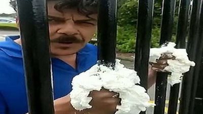 بالفيديو.. أب يلصق يده في بوابة مدرسة اعتراضًا على طرد ابنته