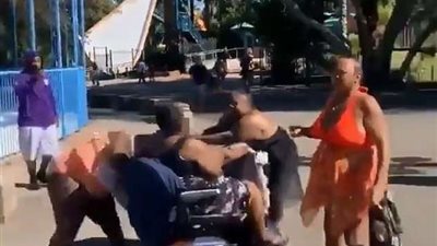 يالفيديو.. سيدة عجوز تفض اشتباك بالدراجة