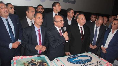 بالصور .. في عرض نظمه مستقبل وطن.. وزير شئون النواب يكرم نجوم الممر