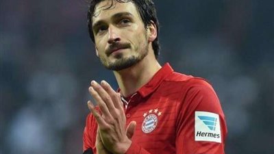 هوملز يحتفل بذكرى زواجه ويتجاهل التكهنات بشأن مستقبله