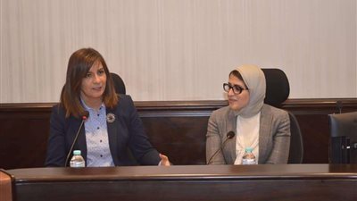 وزيرتا الهجرة والصحة يبحثان الاستفادة من خبرات الأطباء المصريين