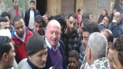 توزيع استمارة استبيان على أهالي