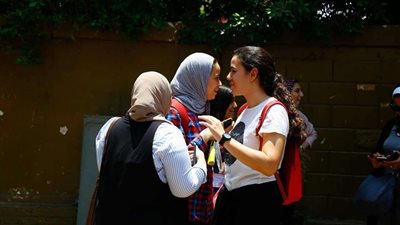 فرحة بين طلاب الثانوية لسهولة امتحان الأحياء والديناميكا اليوم