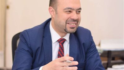 طبيب مصرى يشارك في مؤتمر الحقن المجهرى ببروكسل